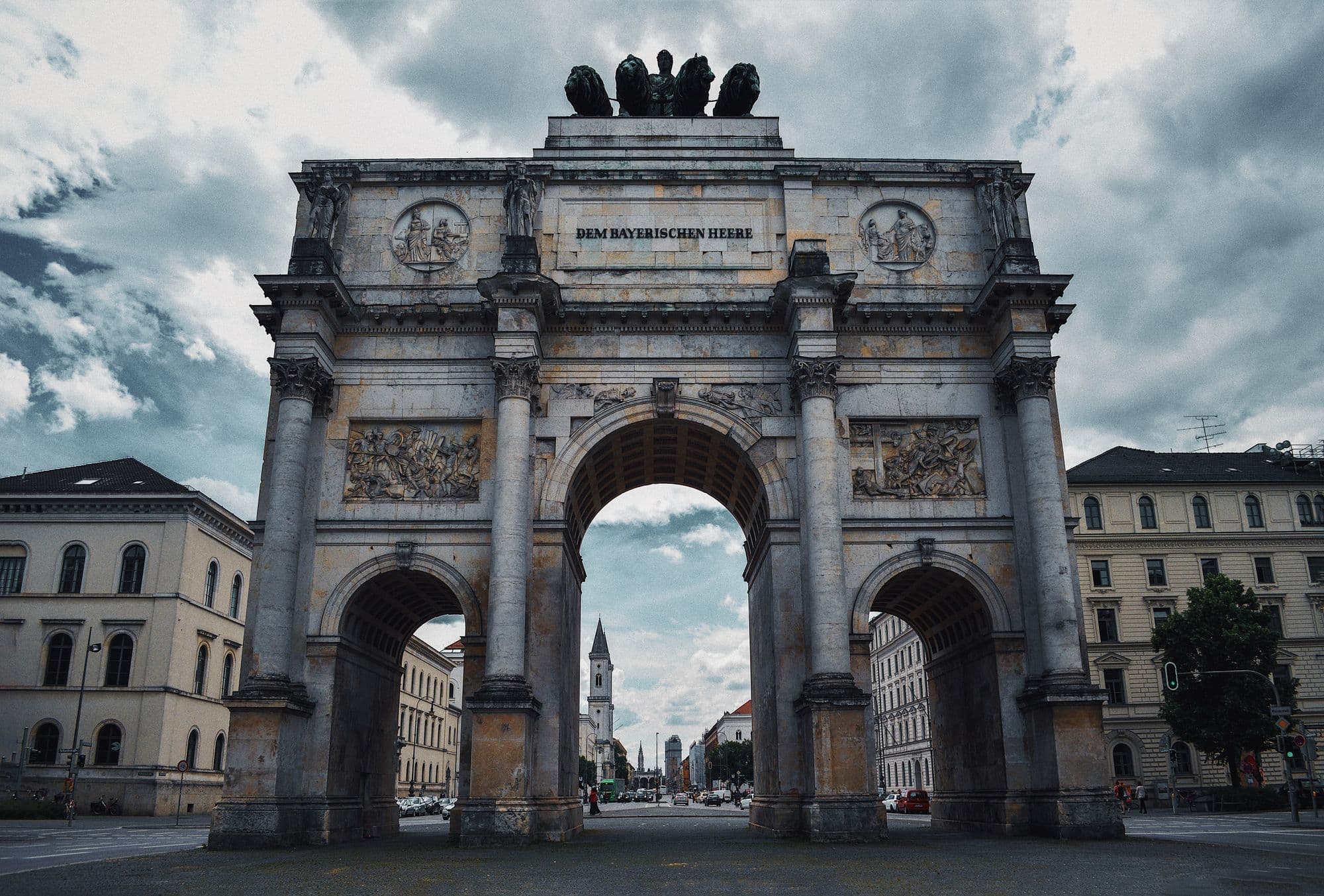 Siegestor in der Nähe der Rechtsanwaltskanzlei Diana B. Haidari in München