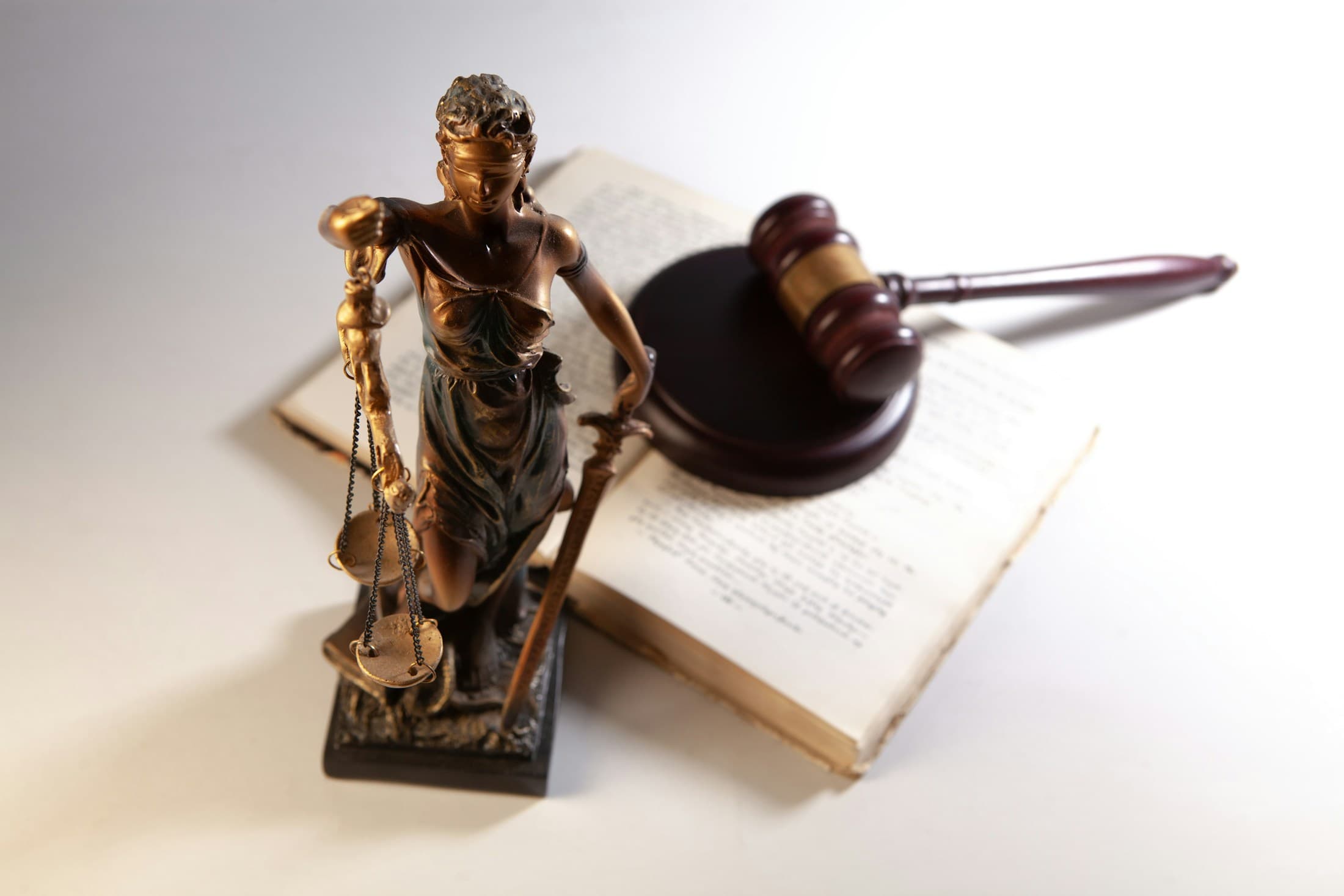 Justitia-Statue und Richterhammer als Symbolbild für den Ablauf bei einem Kammertermin