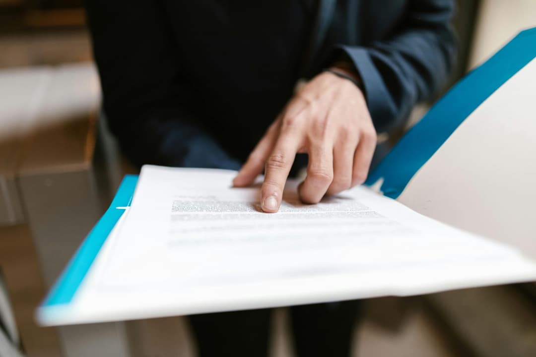 Aufhebungsvertrag durchlesen und prüfen vor der Unterschrift