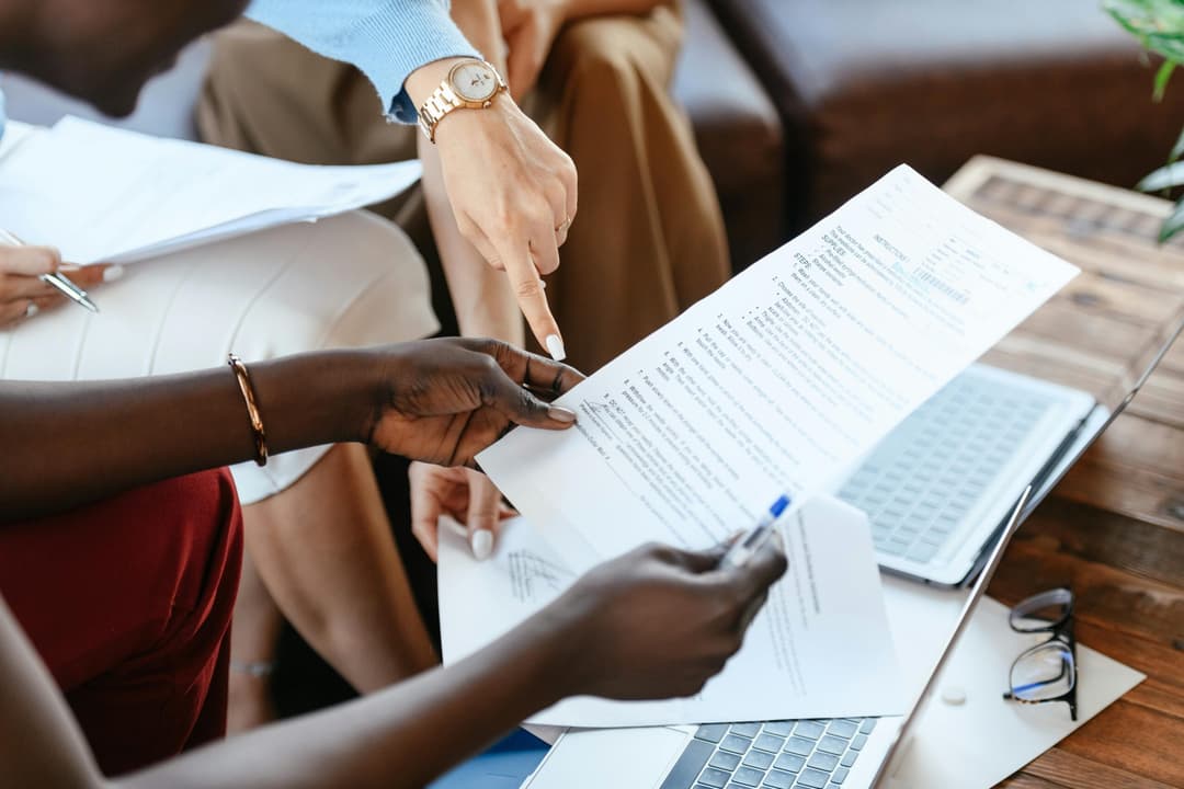 Anwalt und Mandant prüfen gemeinsam einen Aufhebungsvertrag