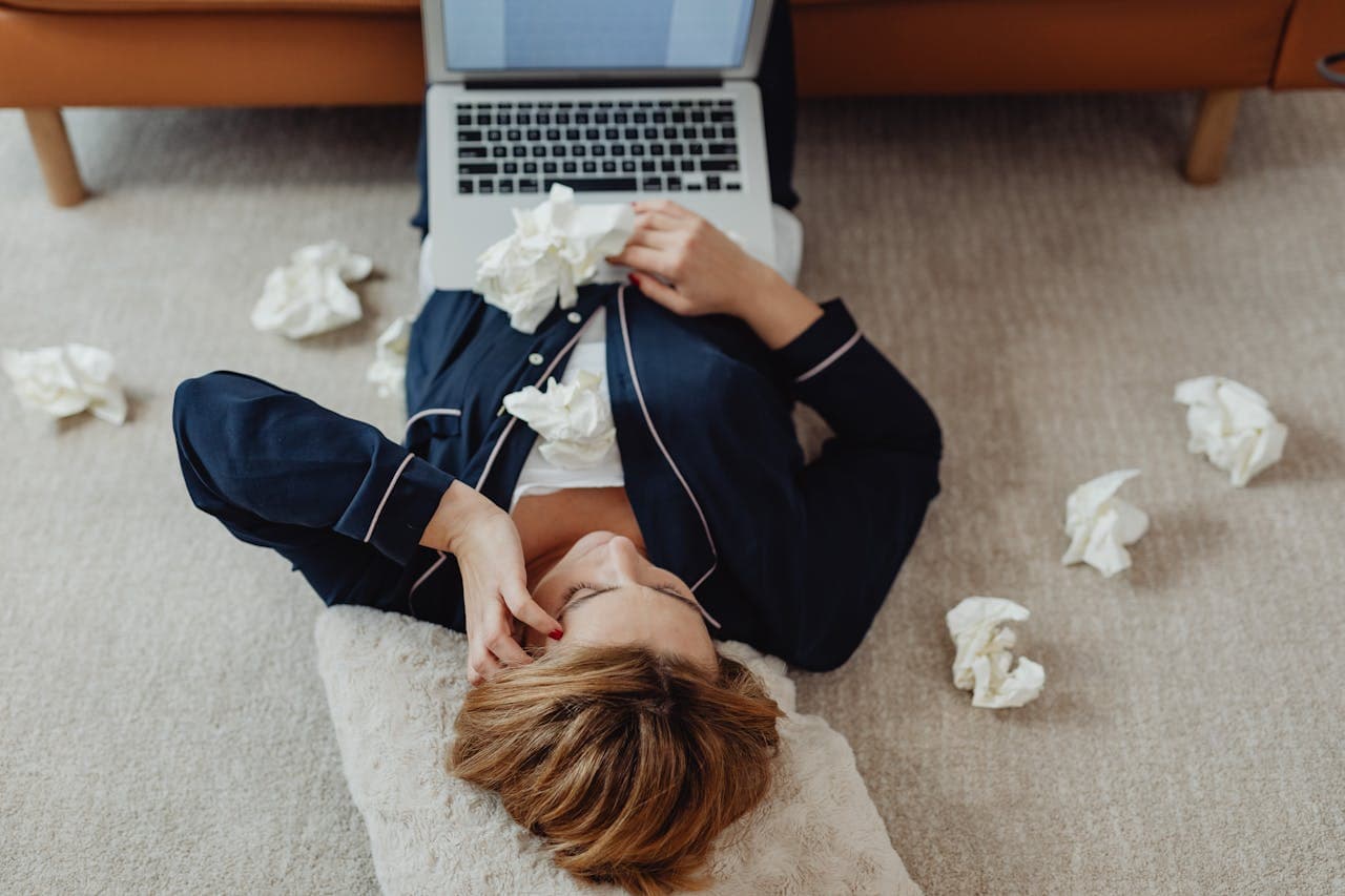 Arbeitnehmerin fragt zu welche Schritte sie nach einer krankheitsbedingten Kündigung unternehmen kann und denkt an eine Kündigungsschutzklage
