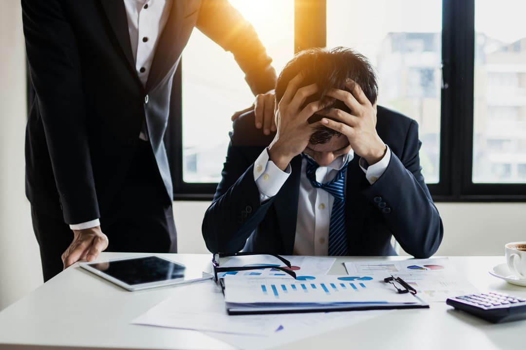 Arbeitnehmer macht sich Sorgen um eine drohende Kündigung am Arbeitsplatz