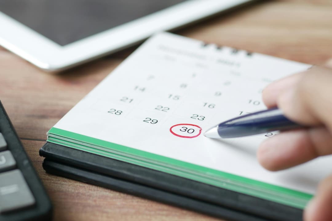 Kalender und Kündigungsschreiben als Symbolbild für die Frist der Kündigungsschutzklage
