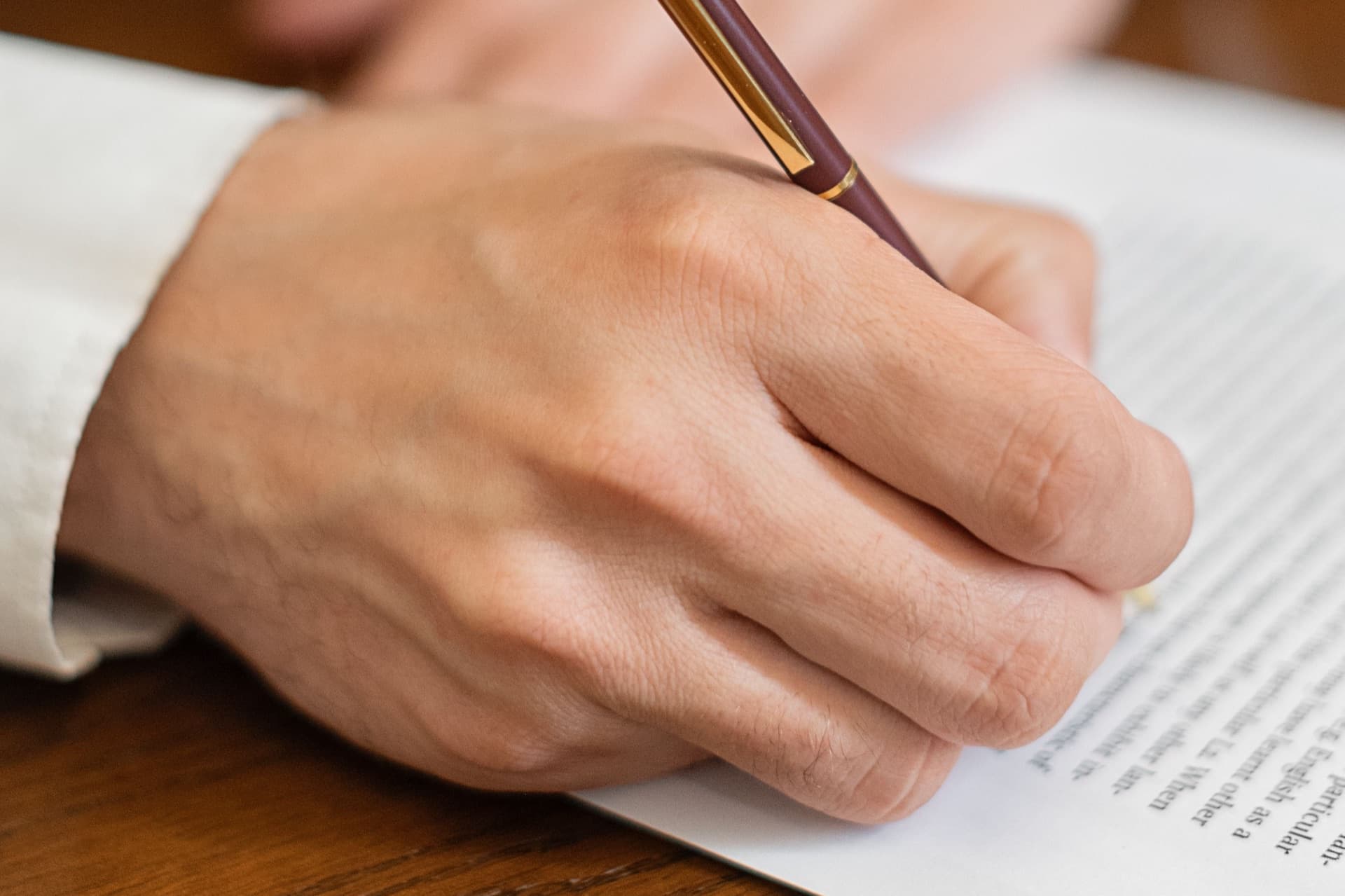 Unterschrift auf einem Dokument mit Original-Unterschrift als Symbolbild für die Schriftform bei einer Kündigung