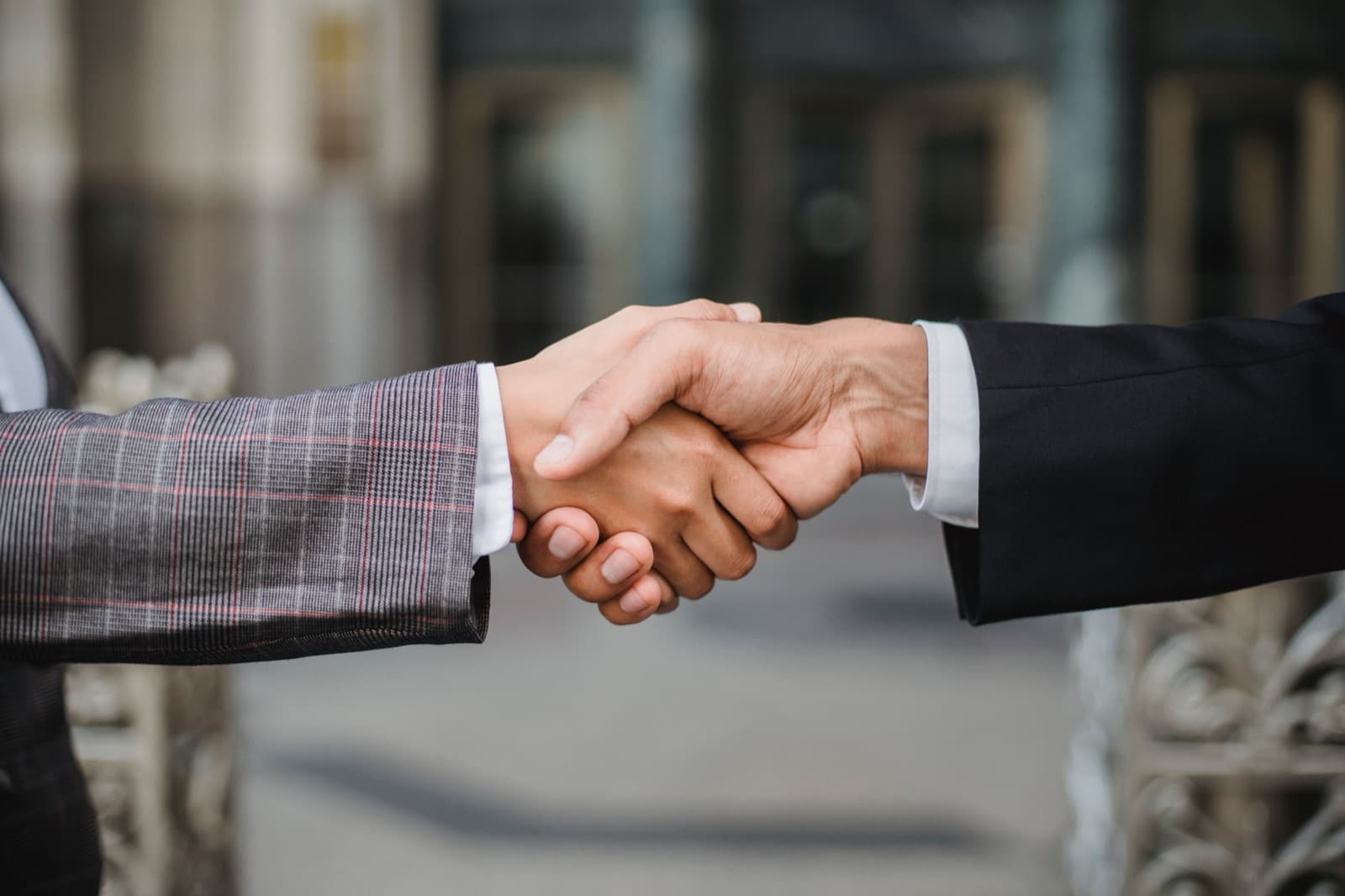 Handschlag zur individuellen Honorarvereinbarung zwischen Anwältin und Mandant