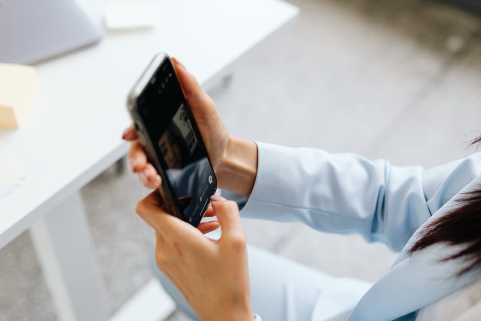 Mandantin nutzt ihr Smartphone für die telefonische Einschätzung ihres rechtlichen Anliegens