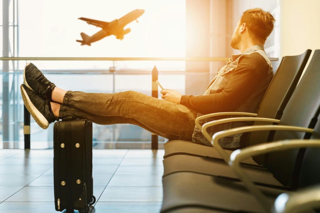 Reisende am Flughafen – Symbolbild für Flugverspätung und Reiserecht