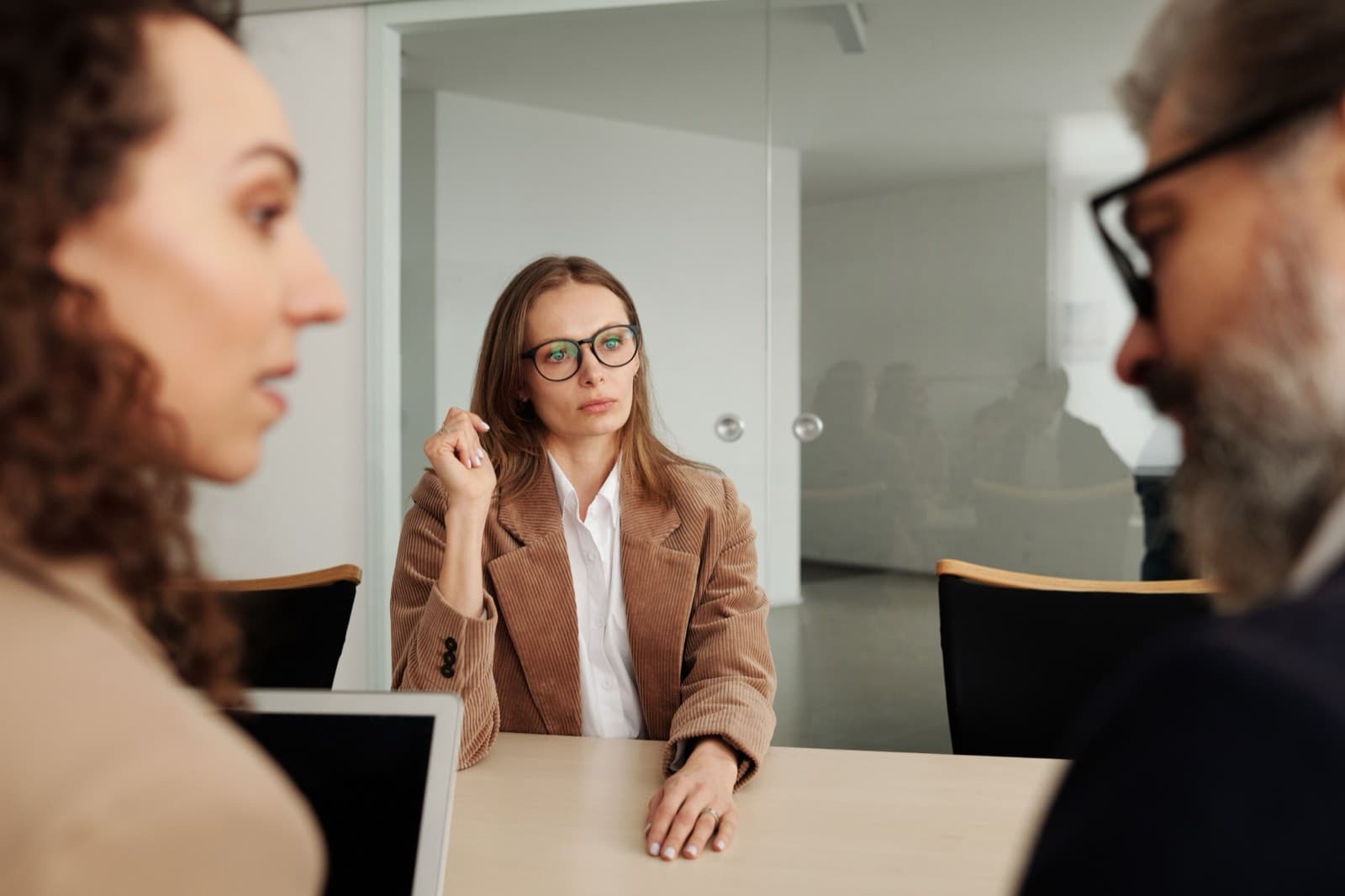 Arbeitnehmerin hinterfragt kritisch ein niedriges Abfindungsangebot im Verhandlungsgespräch