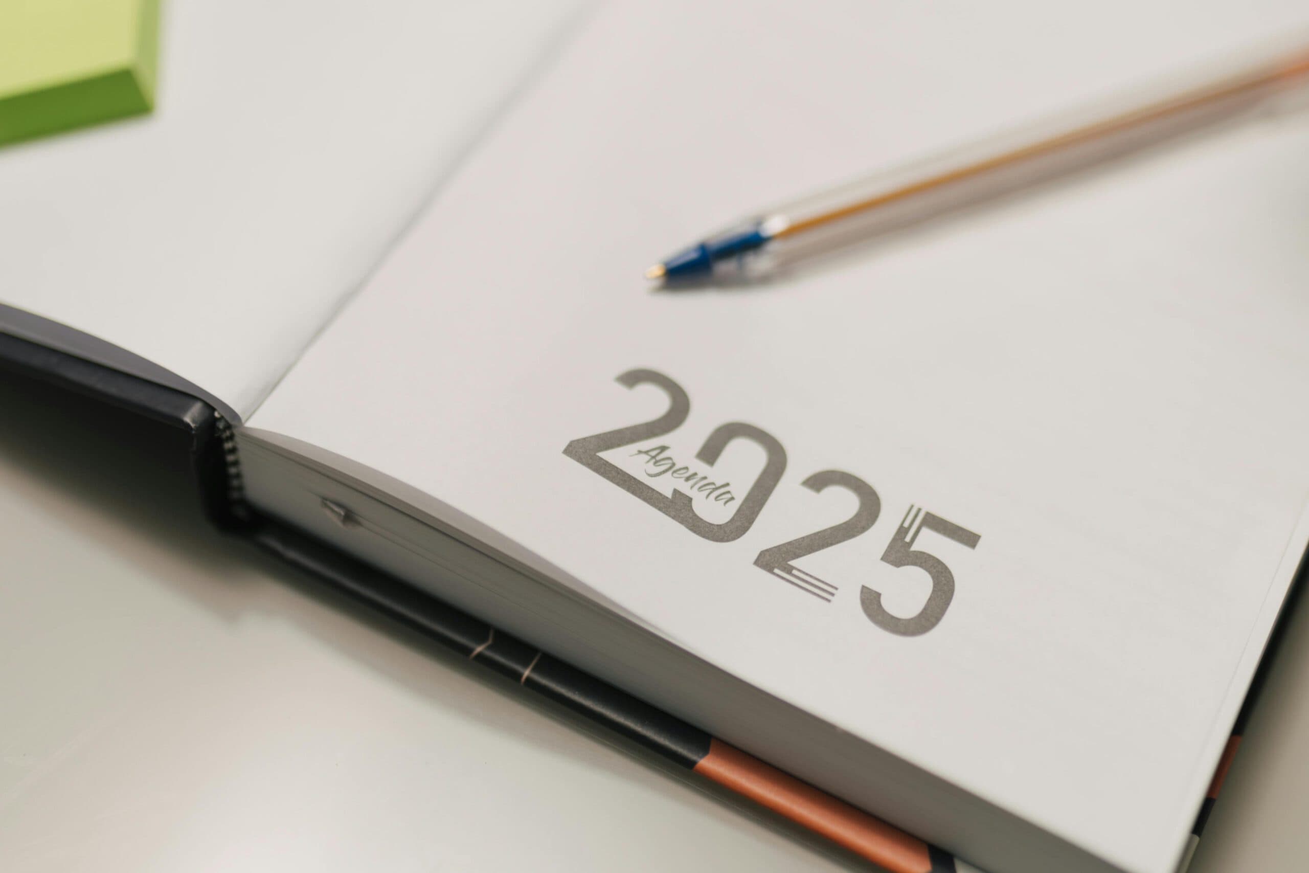 Arbeitsvertrag und Dokumente als Symbolbild für Änderungen im Arbeitsrecht 2025