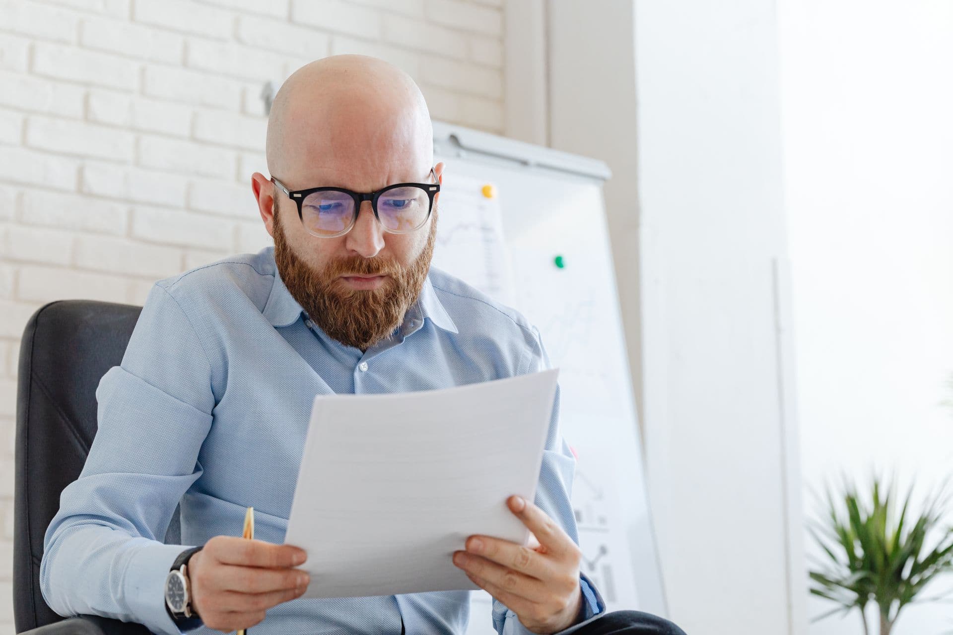 Arbeitnehmer liest sich seinen Aufhebungsvertrag durch und prüft auf mögliche Warnsignale