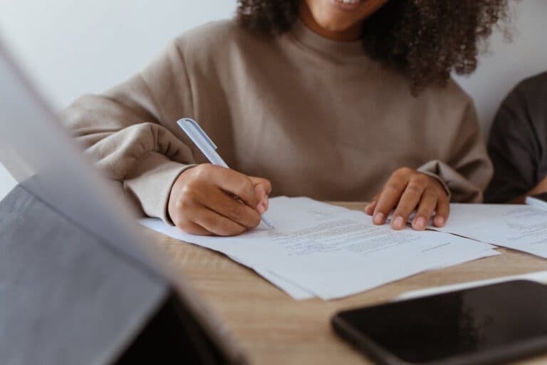 Prüfung eines Aufhebungsvertrags vor Unterschrift im Hinblick auf Sperrzeit beim Arbeitslosengeld