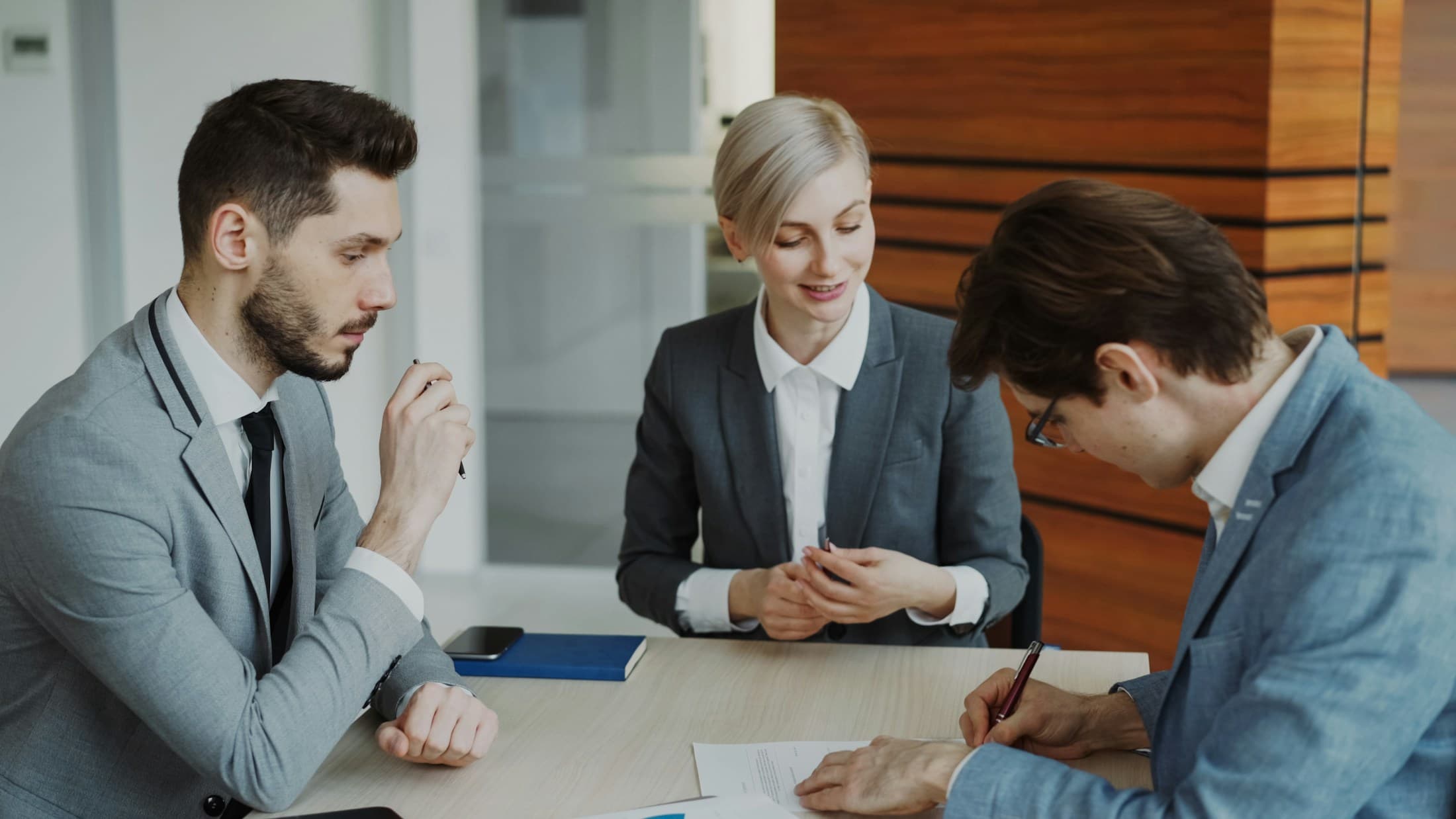 Verhandlung zwischen Arbeitgeber und Arbeitnehmer zu Aufhebungsvertrag