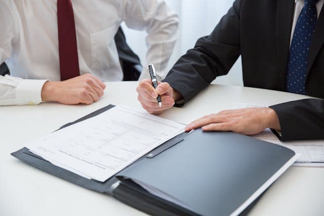 Unterschrift unter GmbH-Gesellschaftsvertrag bei Notar