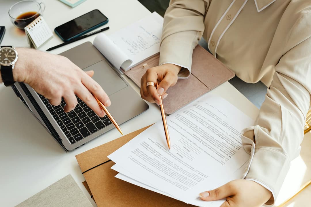 Mehrere Gründer besprechen den Gesellschaftsvertrag ihrer GmbH