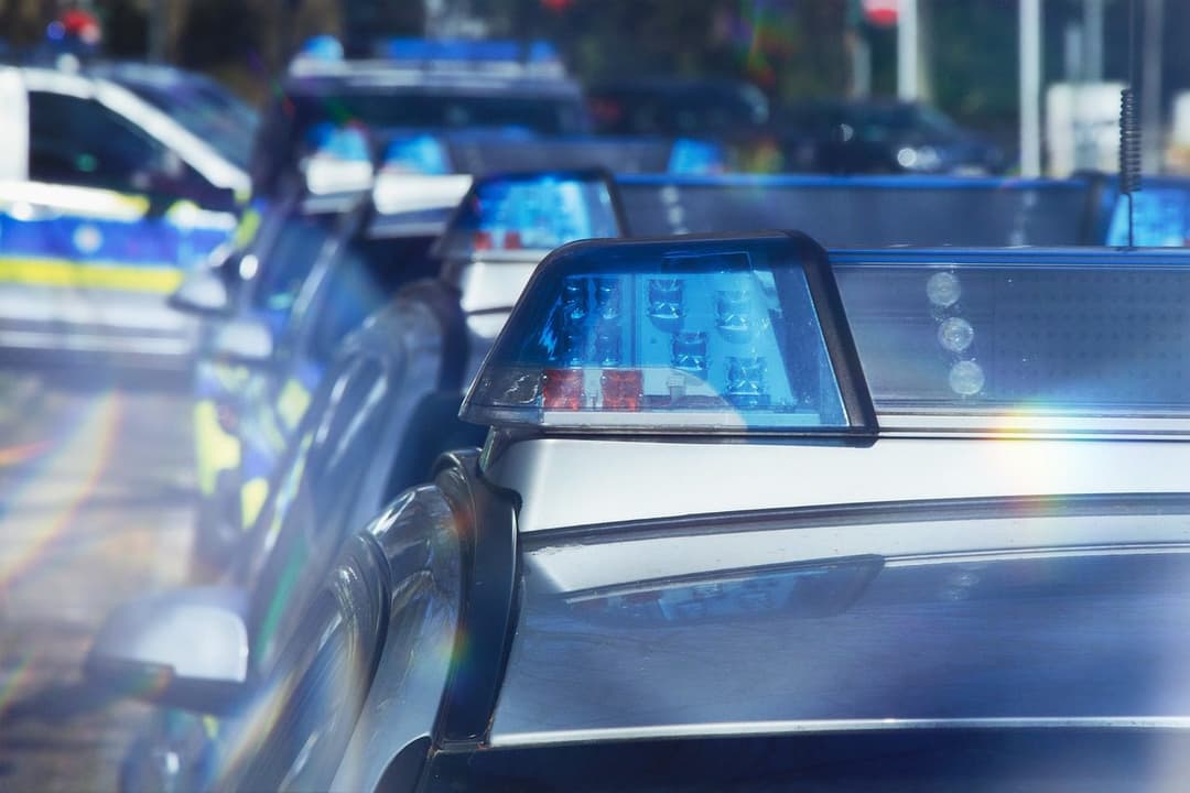 Blaulicht eines Polizeieinsatzfahrzeugs bei einer Hausdurchsuchung