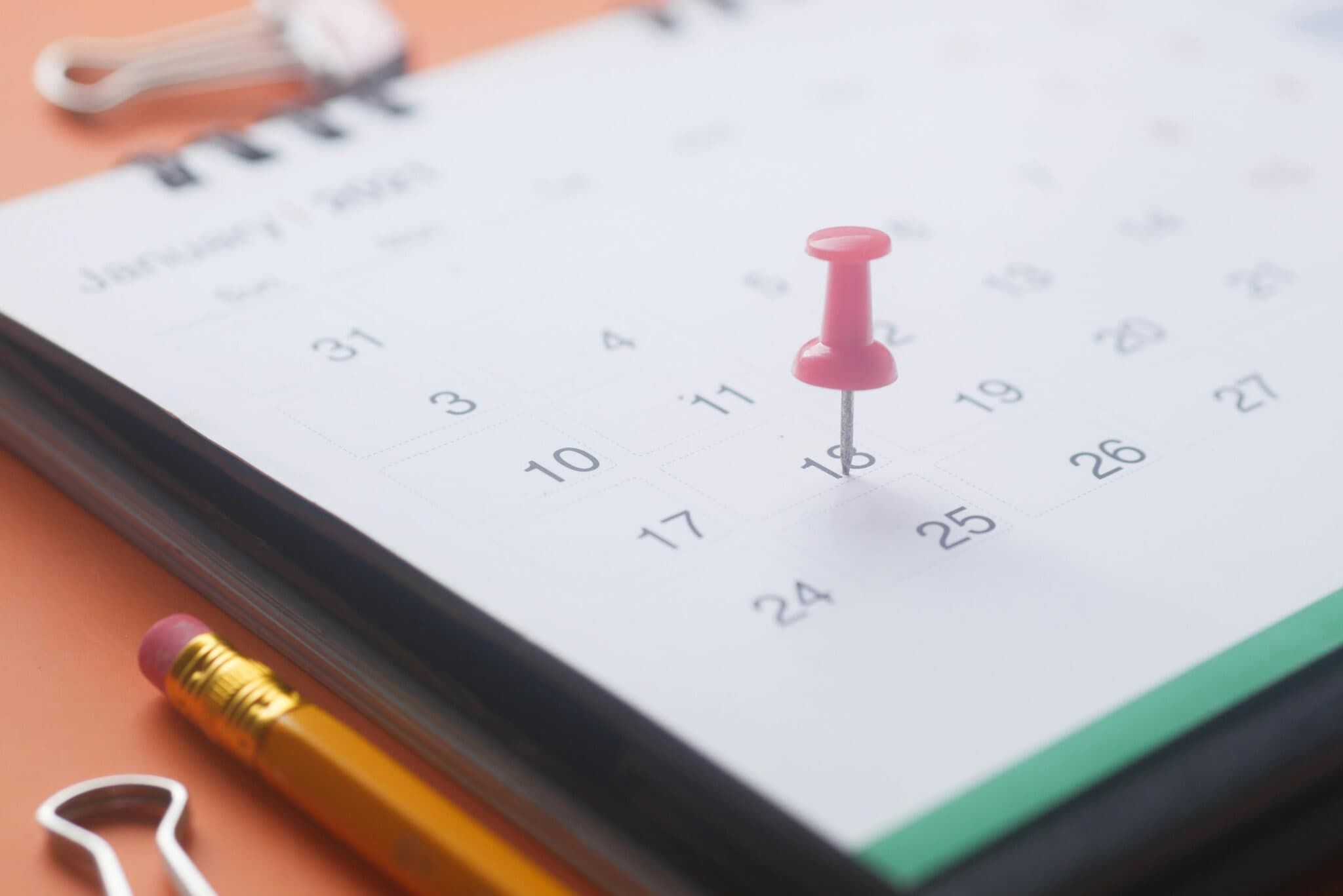 ein Kalender mit Pin als Symbolbild der Berechnung der Frist für Kündigungsschutzklage
