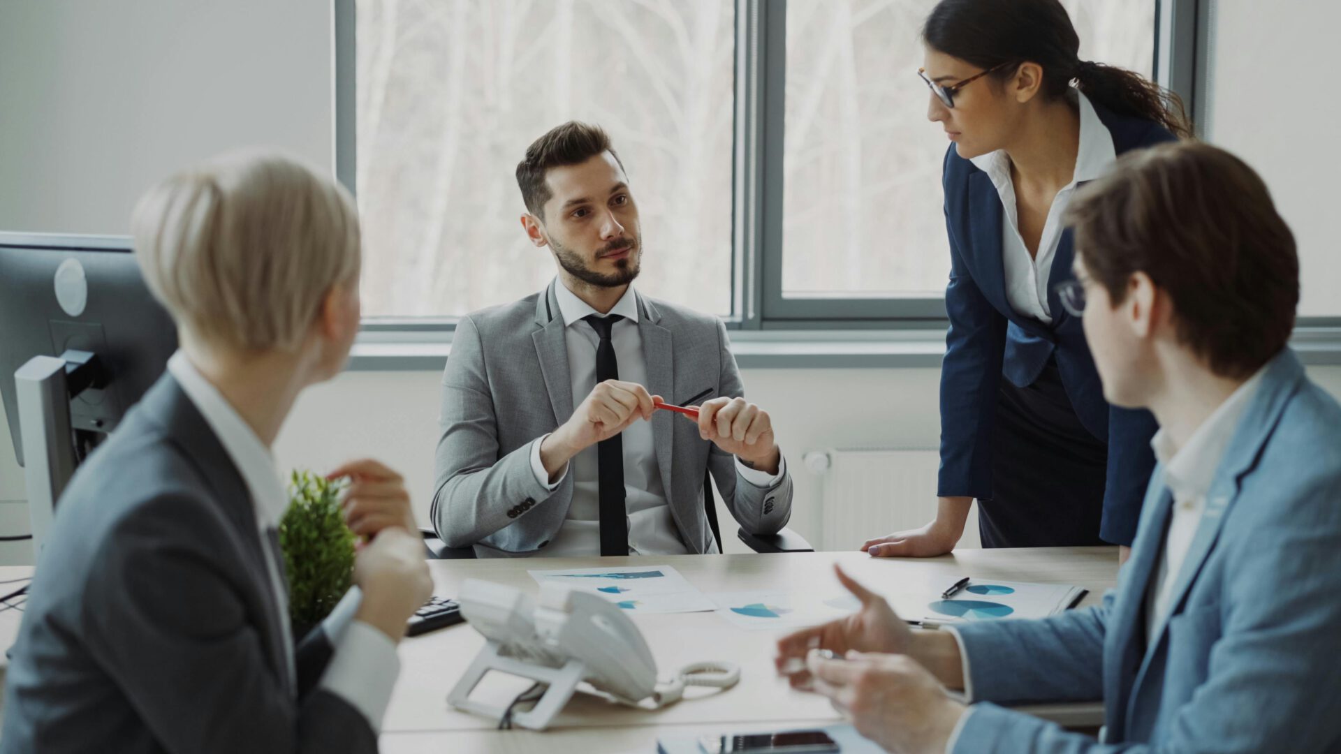 Gesellschafter diskutieren über das Ausscheiden aus der GmbH