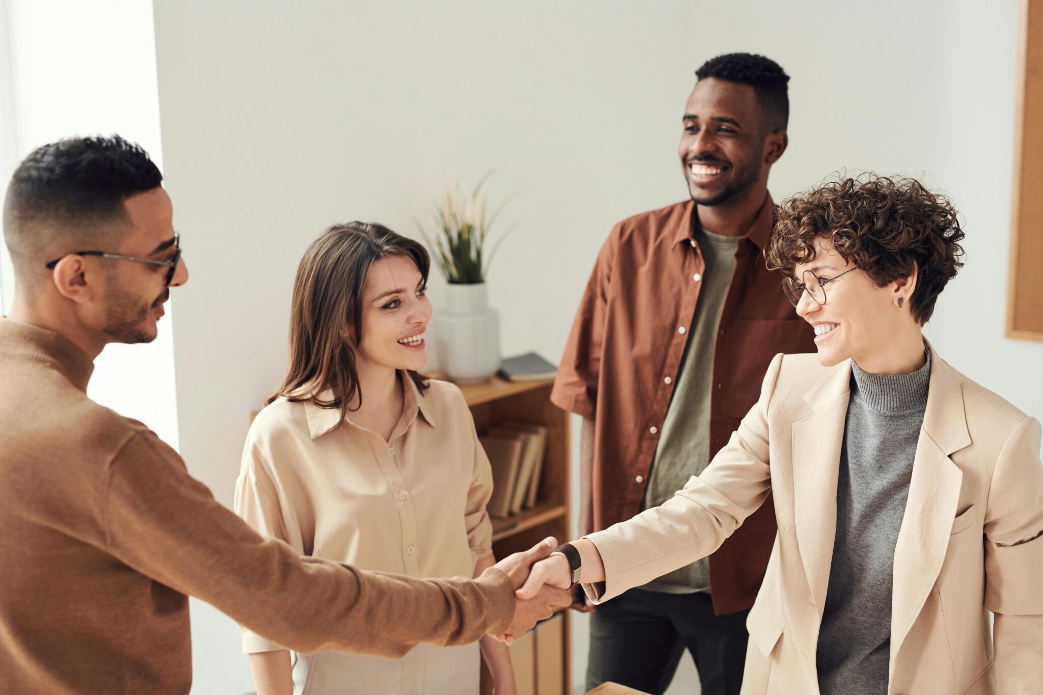 Handschlag als Symbolbild für klare Regelungen bei der Start-Up Gründung mit dem passenden Gesellschaftsvertrag