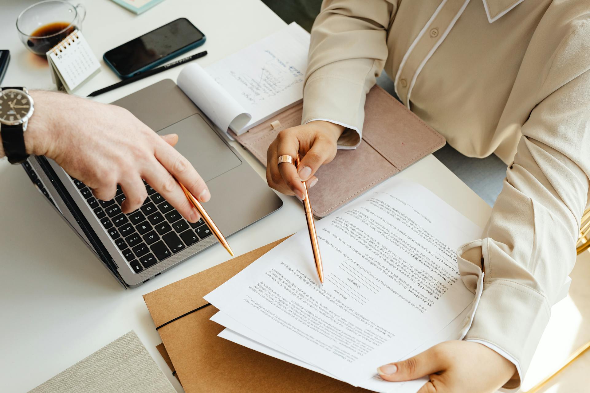 Mehrere Gründer besprechen den Gesellschaftsvertrag ihrer GmbH