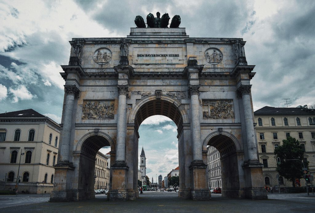 Siegestor in München, historisches Wahrzeichen an der Leopoldstraße und Symbol für Erfolg