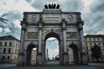 Siegestor in München, historisches Wahrzeichen an der Leopoldstraße und Symbol für Erfolg