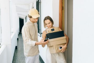 Mann liefert Paket an die Haustüre