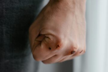 geballte Faust als Symbolbild einer Handlung mit Vorsatz