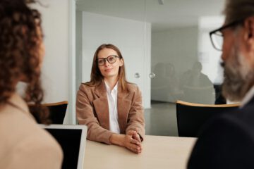 Arbeitnehmer im Kündigungsgespräch – Symbolbild zur Prüfung der Wirksamkeit in München