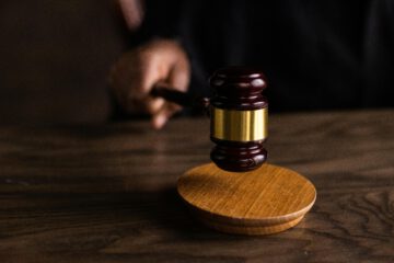 Anklage erhalten Klage droht