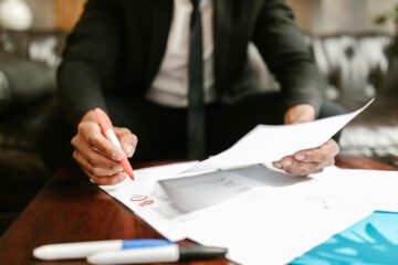Arbeitnehmer prüft Aufhebungsvertrag – rechtlicher Beistand hilft bei der Entscheidung