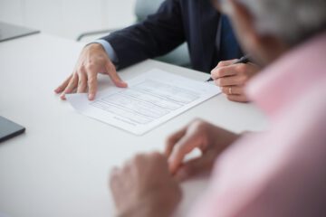 Person unterschreibt ein Dokument – Symbolbild für Aufhebungsvertrag oder Abfindung im Arbeitsrecht