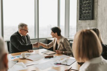 Erfolgreiche Verhandlung nach Kündigung – Arbeitnehmer und Anwalt mit zufriedenem Gesichtsausdruck