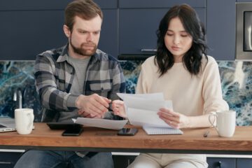 Paar öffnet Mahnbescheid. Schockmoment am Küchentisch
