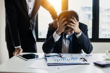 Frustrierter Angestellter im Büro, der eine drohende Kündigung befürchtet