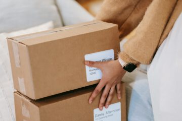 Frau hat mangelhafte Lieferung erhalten und muss eine Frist zur Nacherfüllung Nachbesserung setzen und erwägt Rücktritt