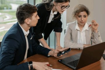 Gründer einer GmbH überprüfen Gesellschaftsvertrag mit Anwalt auf Fehler