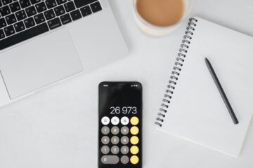 Taschenrechner als Symbolbild für die Berechnung des Annahmeverzugslohns bei einer Kündigungsschutzklage