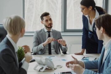 Gesellschafter diskutieren über Ausscheiden eines Gesellschafters und die Regelungen im Gesellschaftsvertrag