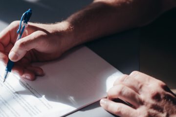 Gründer unterschreibt neuen Gesellschaftsvertrag nach Umwandlung von UG in GmbH