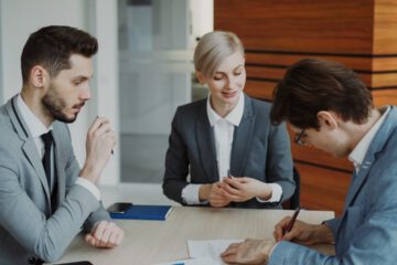 Verhandlung zwischen Arbeitgeber und Arbeitnehmer zu Aufhebungsvertrag