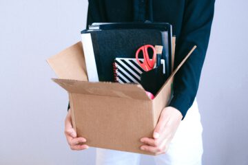 Bild zeigt einen Arbeitnehmer der eine fristlose Kündigung erhalten hat