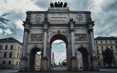 Siegestor München Leopoldstraße Siegestor in München, historisches Wahrzeichen an der Leopoldstraße und Symbol für Erfolg